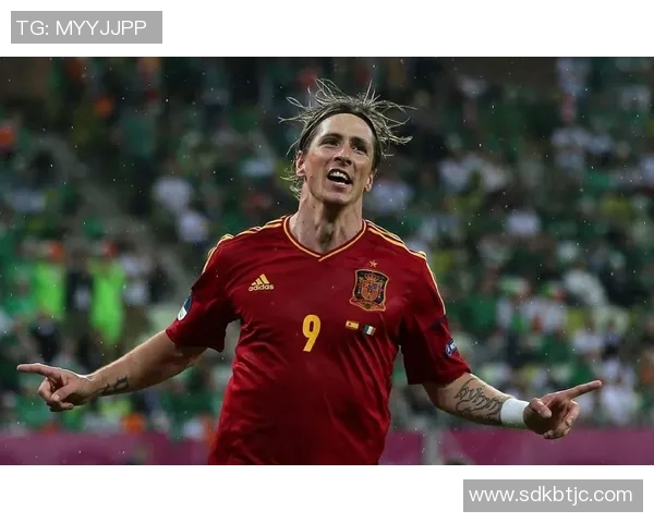 拉莫斯足球风采壁纸展现传奇球星坚韧与荣耀的瞬间