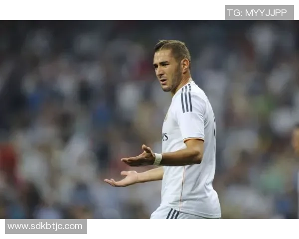 梅西与C罗的传奇之路：足球小书揭秘两大巨星的辉煌历史与球星卡收藏价值