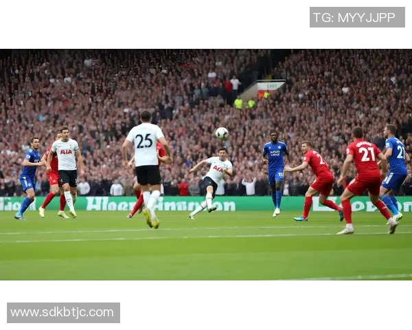 足球巨星亲吻时刻：那些充满激情与荣耀的动人瞬间